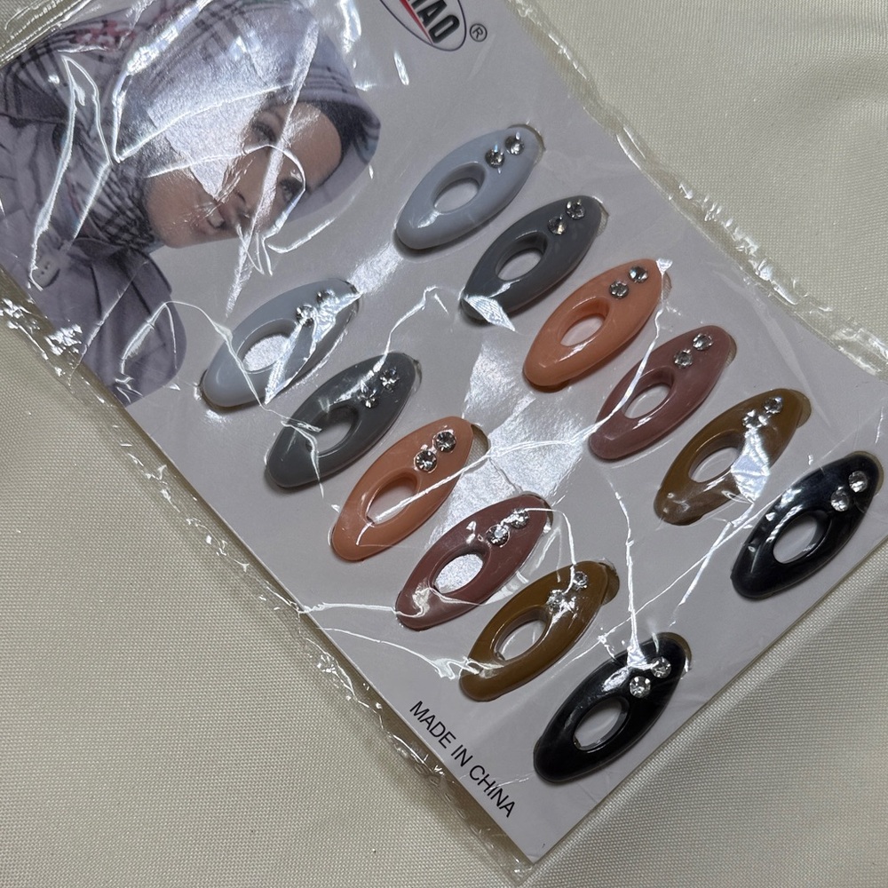 NWT Stylish Oval scarf Clips Set